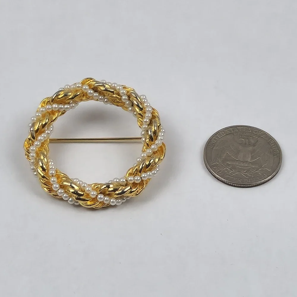 Vintage Faux Pearl‎ & Gold Tone Circular Brooch